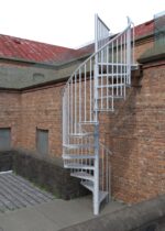 Rondo-Zinek Color_weiss_Aussentreppe